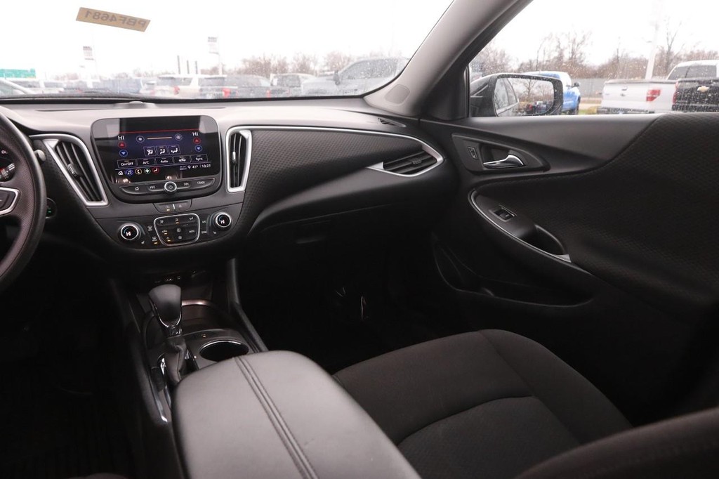 Chevrolet Malibu Vehicle Full-screen Gallery Image 25