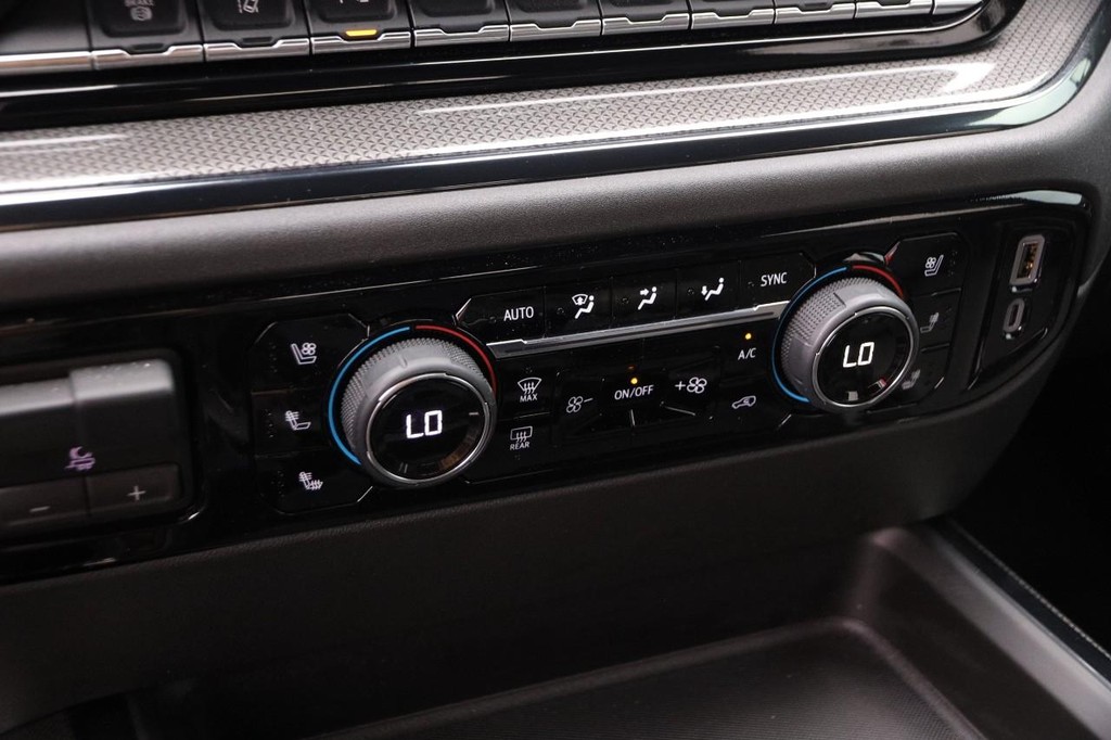 Chevrolet Silverado 2500HD Vehicle Image 19