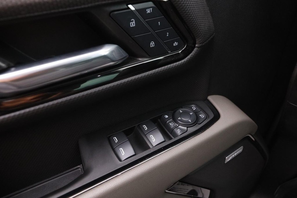 Chevrolet Silverado 2500HD Vehicle Image 21