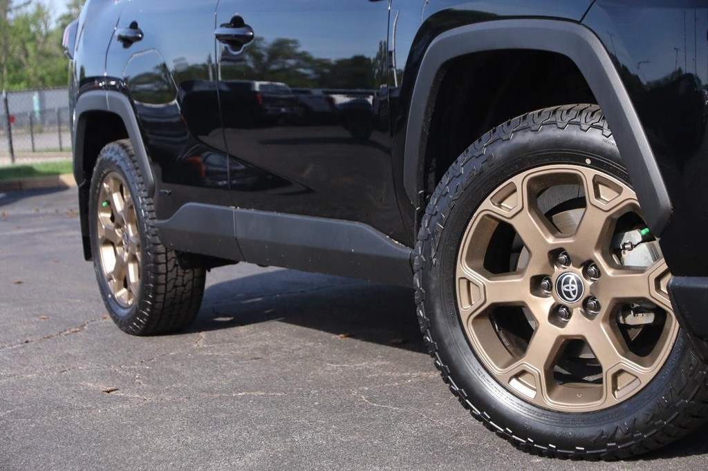 Toyota RAV4 Vehicle Full-screen Gallery Image 3