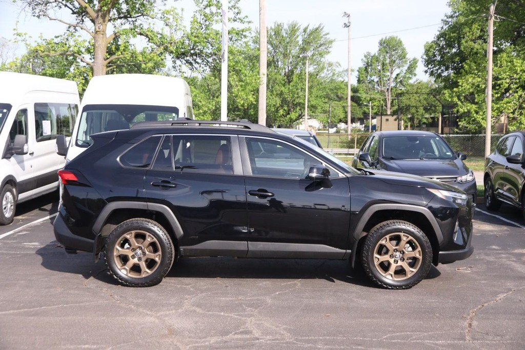 Toyota RAV4 Vehicle Full-screen Gallery Image 5