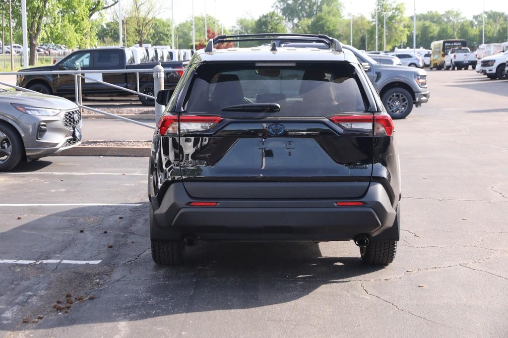 Toyota RAV4 Vehicle Full-screen Gallery Image 6