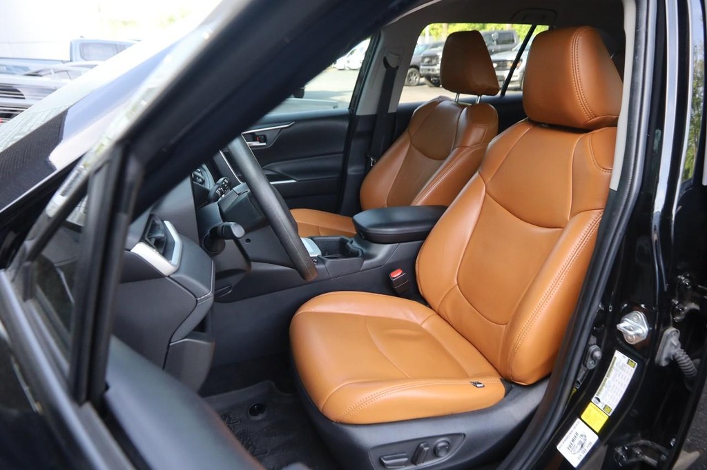 Toyota RAV4 Vehicle Full-screen Gallery Image 8