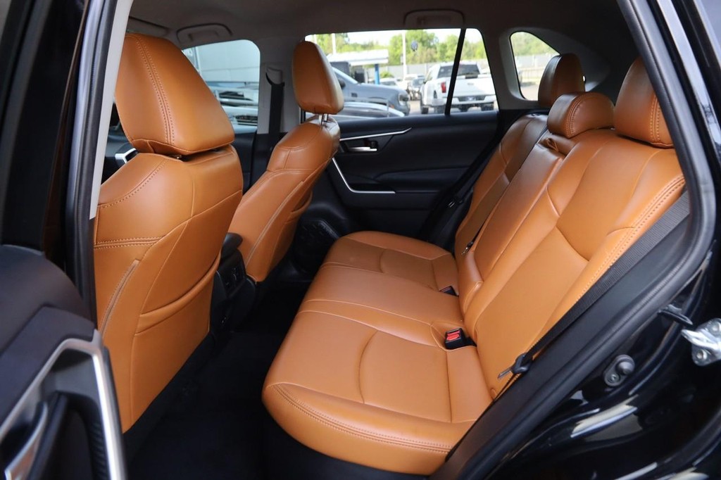 Toyota RAV4 Vehicle Full-screen Gallery Image 9