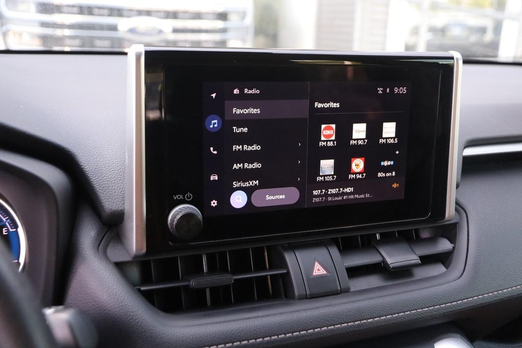 Toyota RAV4 Vehicle Full-screen Gallery Image 15