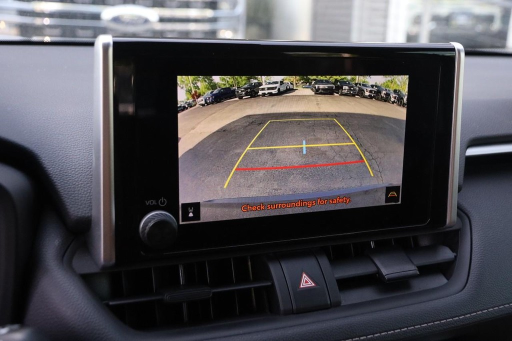 Toyota RAV4 Vehicle Full-screen Gallery Image 16