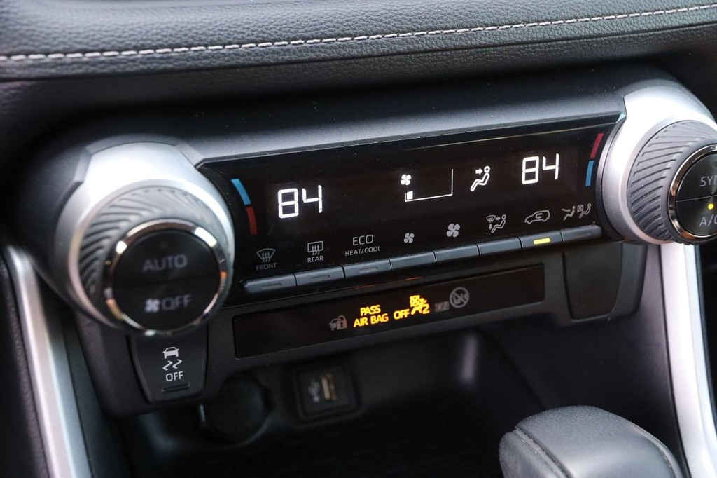 Toyota RAV4 Vehicle Full-screen Gallery Image 17