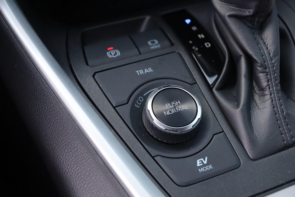 Toyota RAV4 Vehicle Full-screen Gallery Image 18
