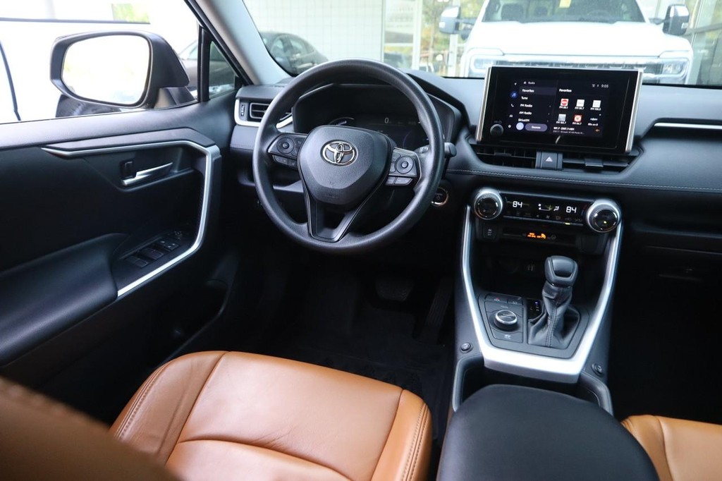 Toyota RAV4 Vehicle Full-screen Gallery Image 21