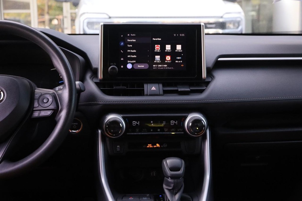 Toyota RAV4 Vehicle Full-screen Gallery Image 23