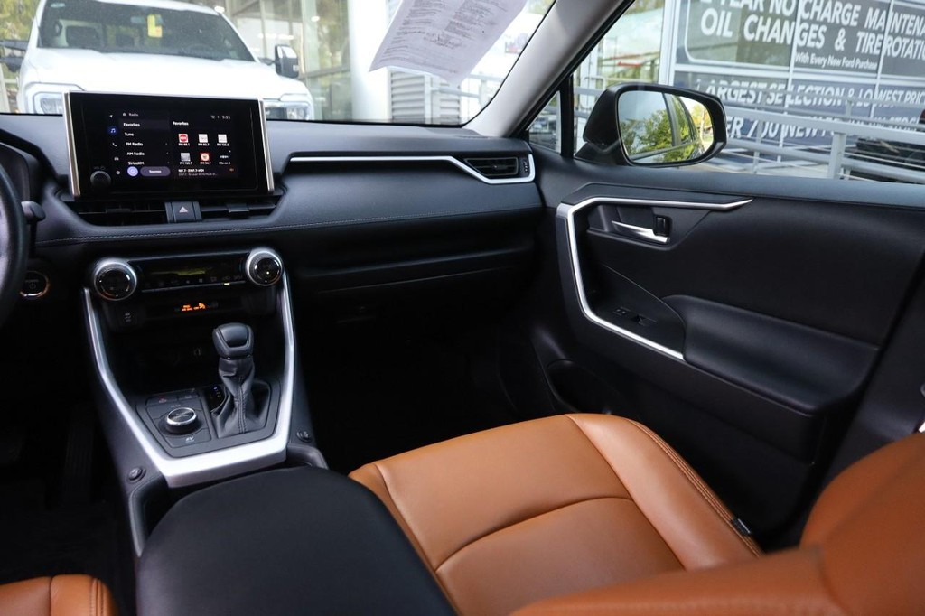 Toyota RAV4 Vehicle Full-screen Gallery Image 24