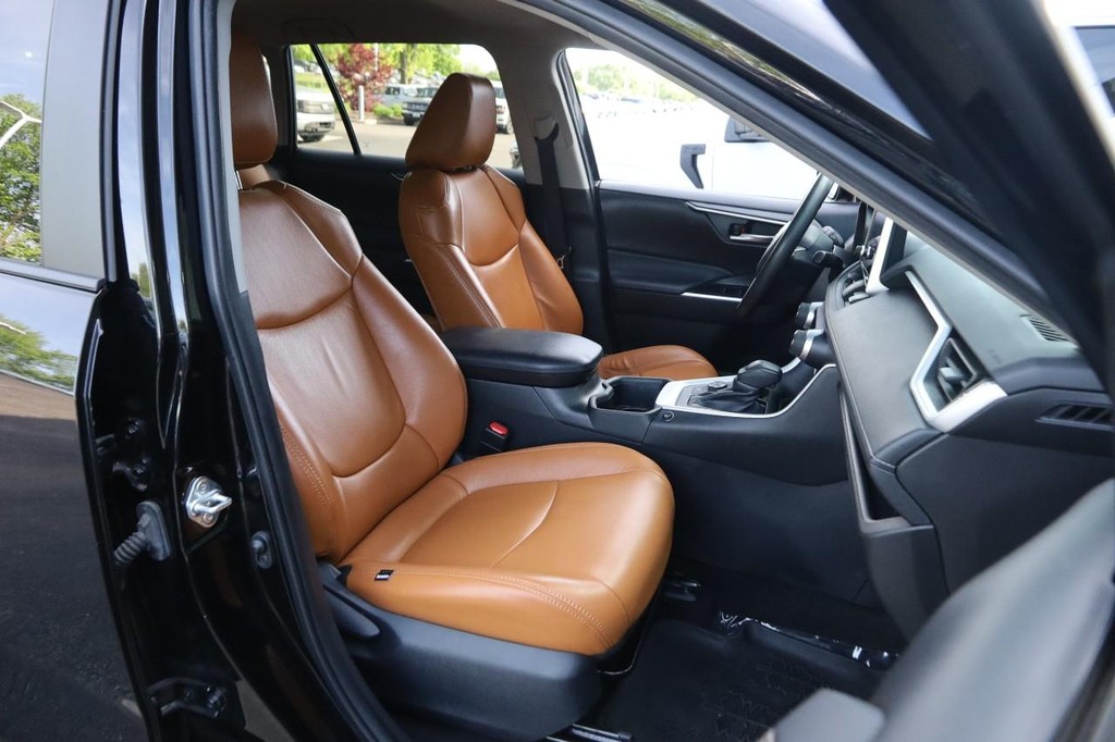 Toyota RAV4 Vehicle Full-screen Gallery Image 25
