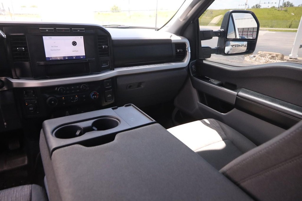 Ford Super Duty F-350 SRW Vehicle Image 23