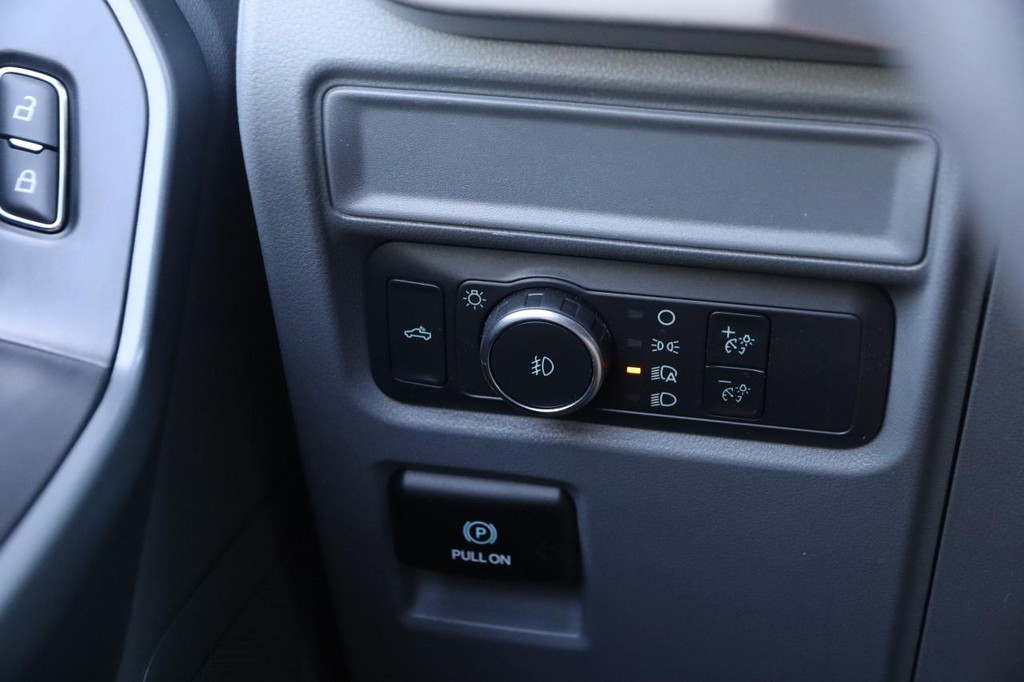Ford F-150 Vehicle Full-screen Gallery Image 17