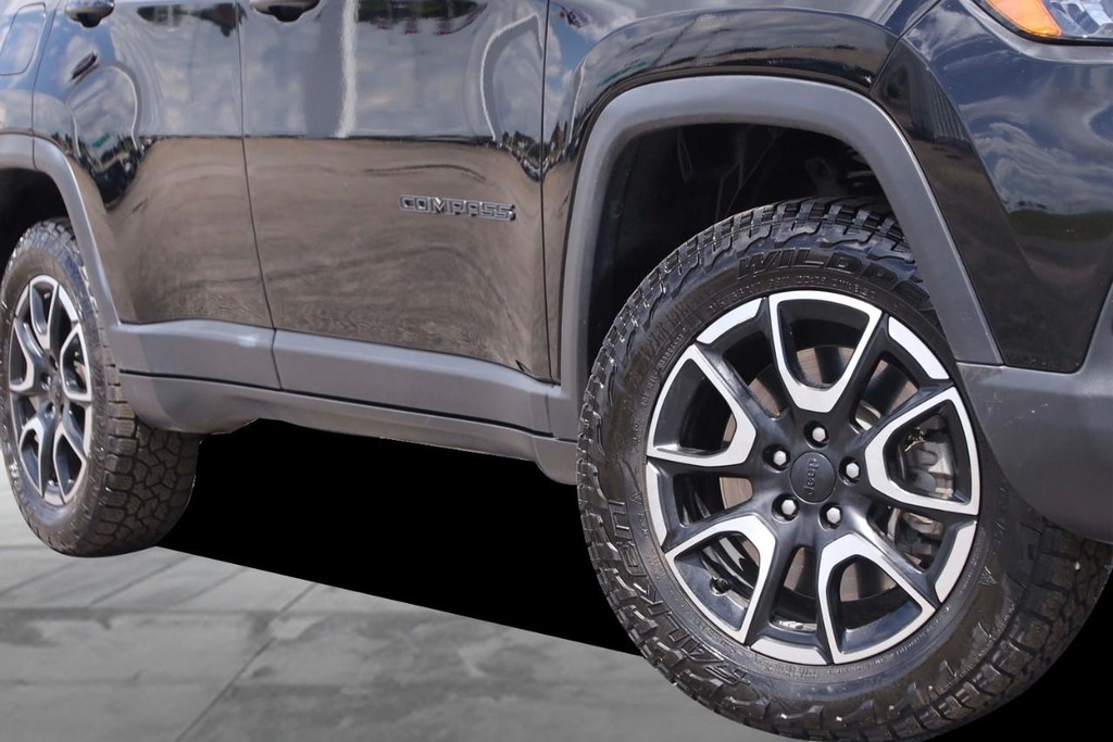 Jeep Compass Vehicle Full-screen Gallery Image 3