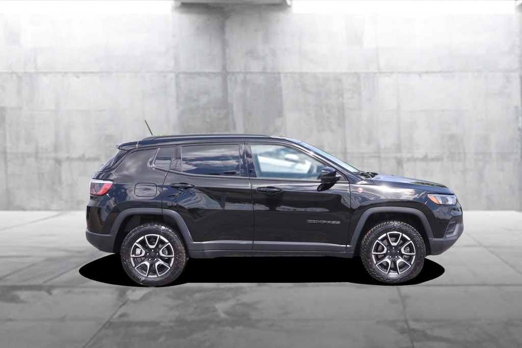 Jeep Compass Vehicle Full-screen Gallery Image 5