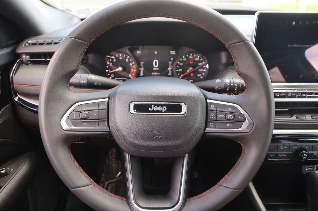 Jeep Compass Vehicle Full-screen Gallery Image 10