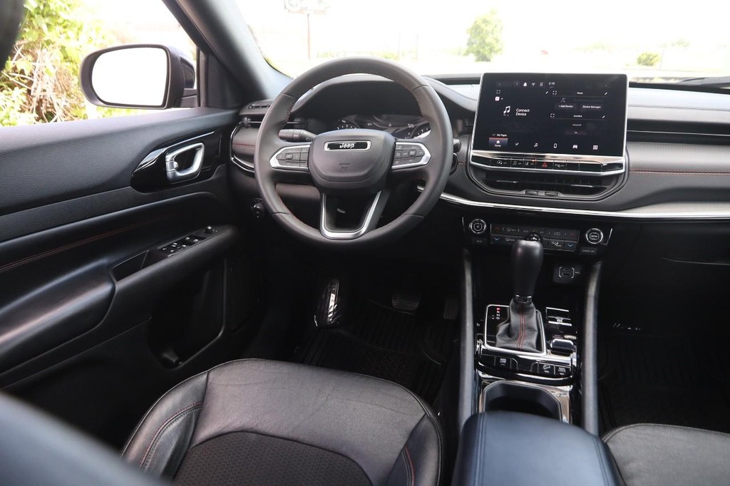 Jeep Compass Vehicle Full-screen Gallery Image 22
