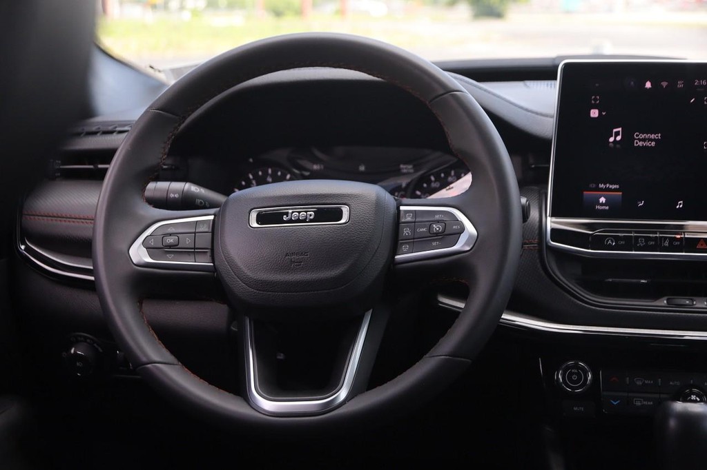 Jeep Compass Vehicle Full-screen Gallery Image 23