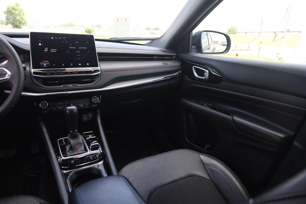 Jeep Compass Vehicle Full-screen Gallery Image 25