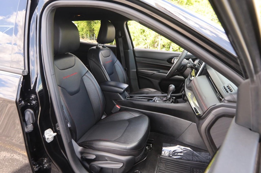 Jeep Compass Vehicle Full-screen Gallery Image 26