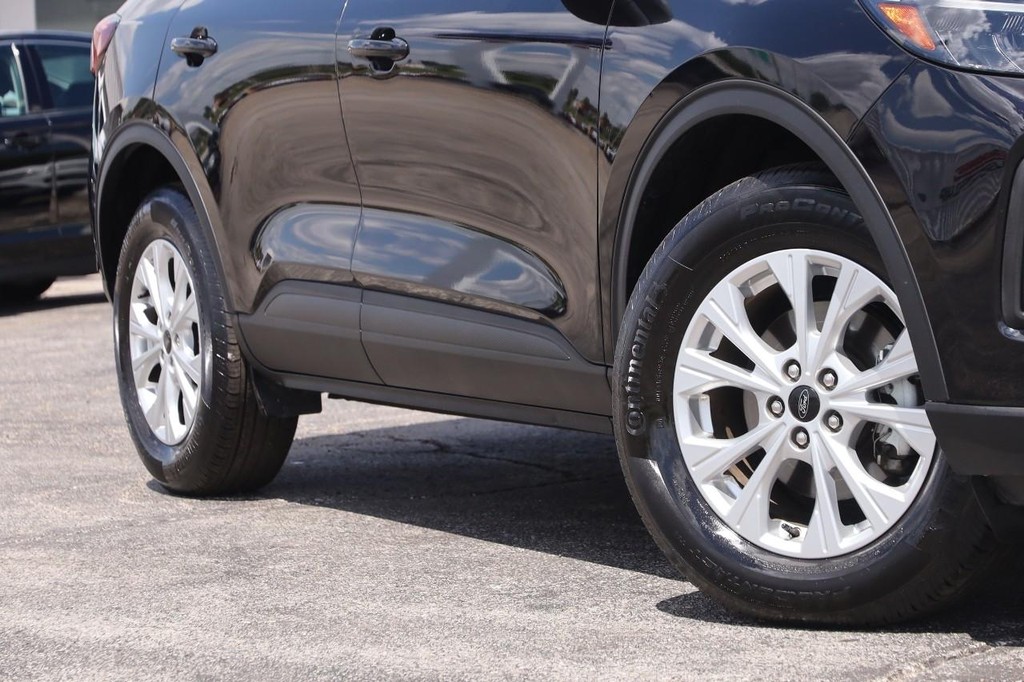Ford Escape Vehicle Full-screen Gallery Image 3