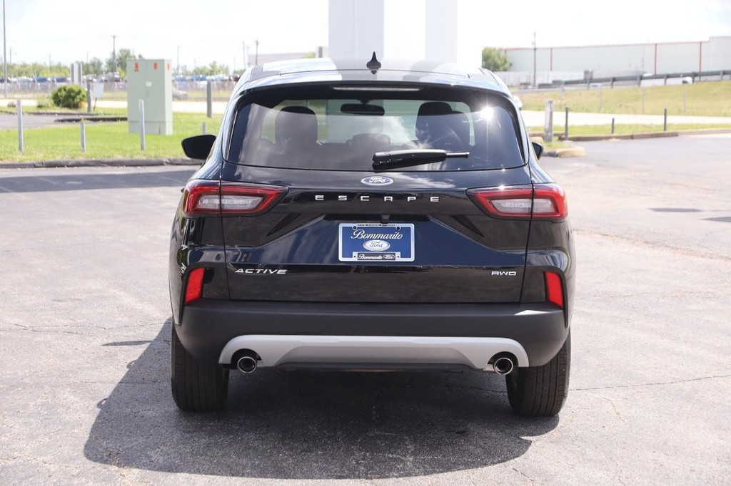 Ford Escape Vehicle Full-screen Gallery Image 6