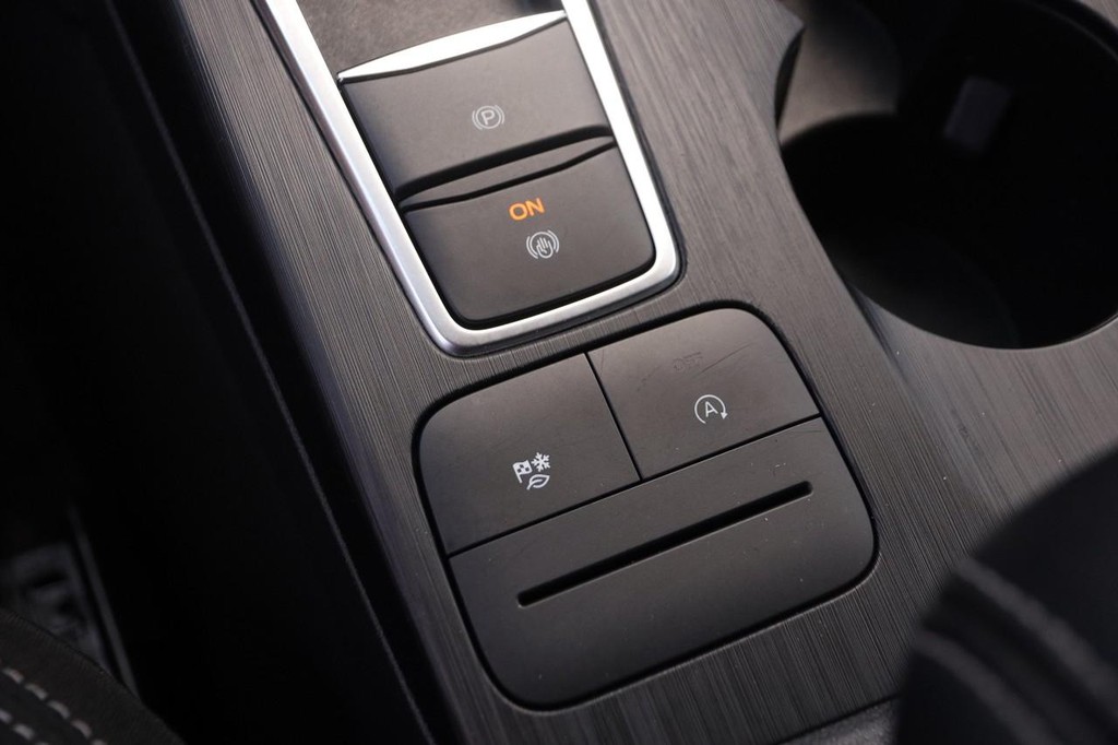 Ford Escape Vehicle Full-screen Gallery Image 18