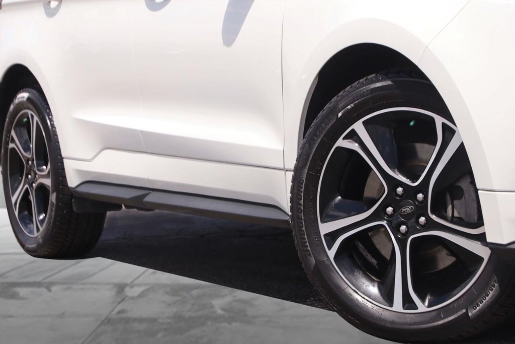Ford Edge Vehicle Full-screen Gallery Image 3