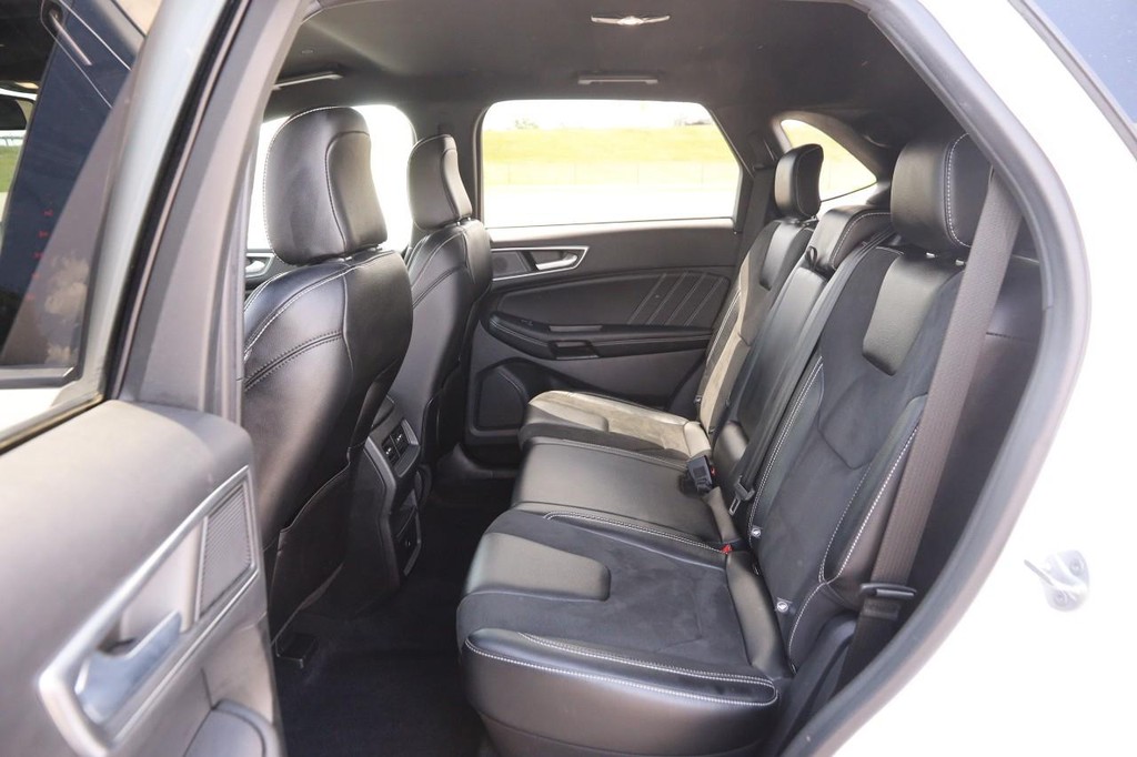 Ford Edge Vehicle Full-screen Gallery Image 10