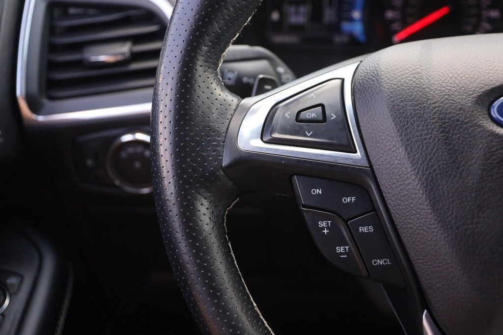 Ford Edge Vehicle Full-screen Gallery Image 12