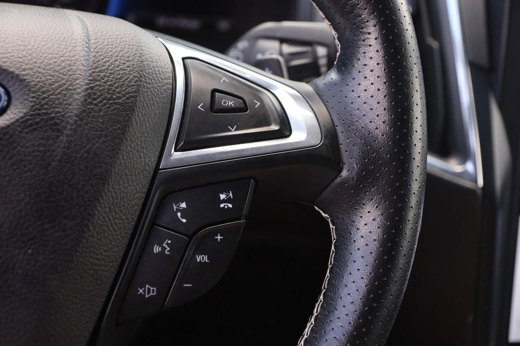 Ford Edge Vehicle Full-screen Gallery Image 13