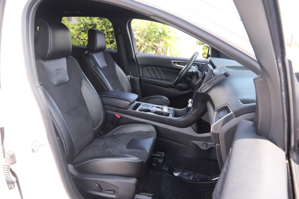Ford Edge Vehicle Full-screen Gallery Image 26