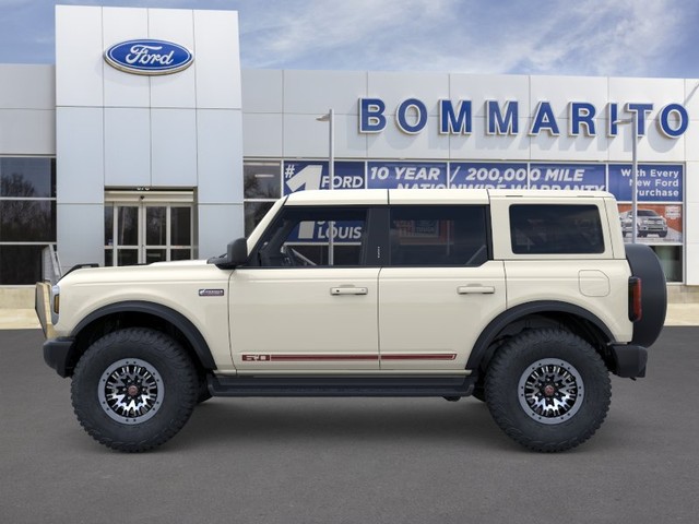 Ford Bronco Vehicle Full-screen Gallery Image 3