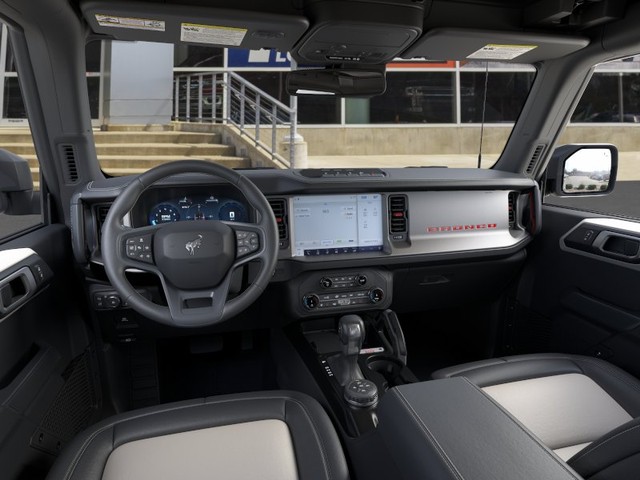 Ford Bronco Vehicle Full-screen Gallery Image 9