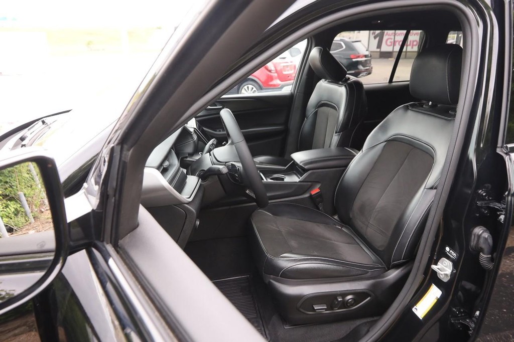 Jeep Grand Cherokee Vehicle Full-screen Gallery Image 9