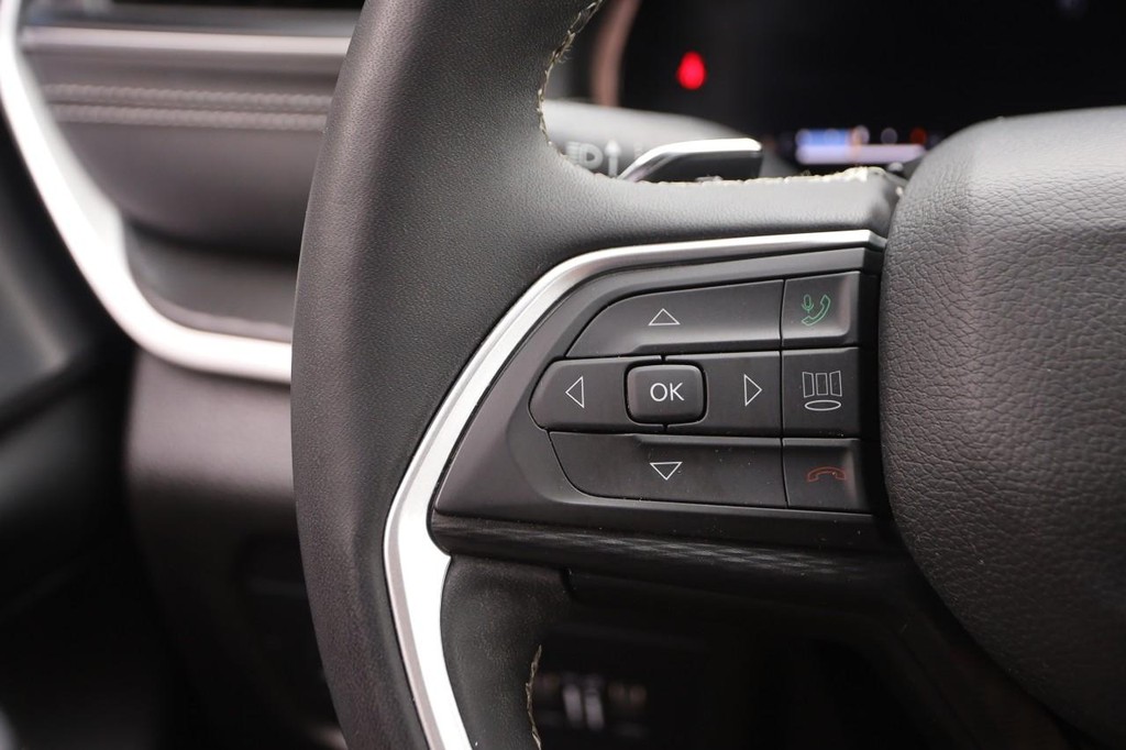 Jeep Grand Cherokee Vehicle Full-screen Gallery Image 12