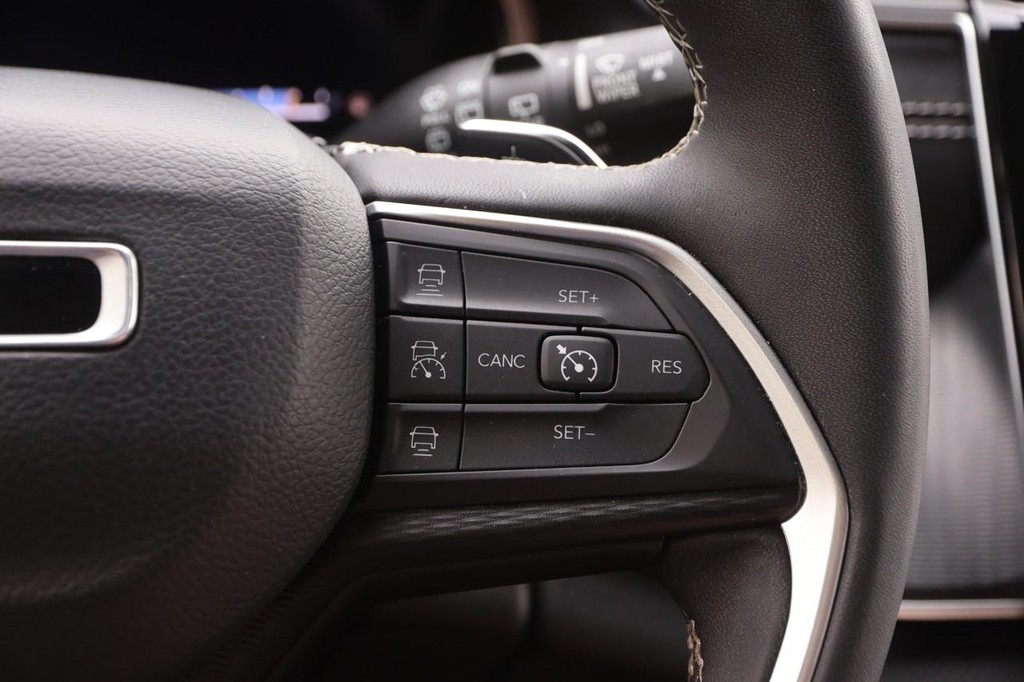 Jeep Grand Cherokee Vehicle Full-screen Gallery Image 13