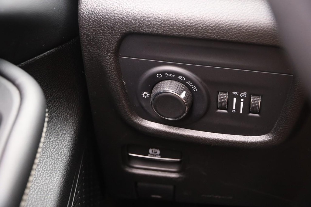 Jeep Grand Cherokee Vehicle Full-screen Gallery Image 20