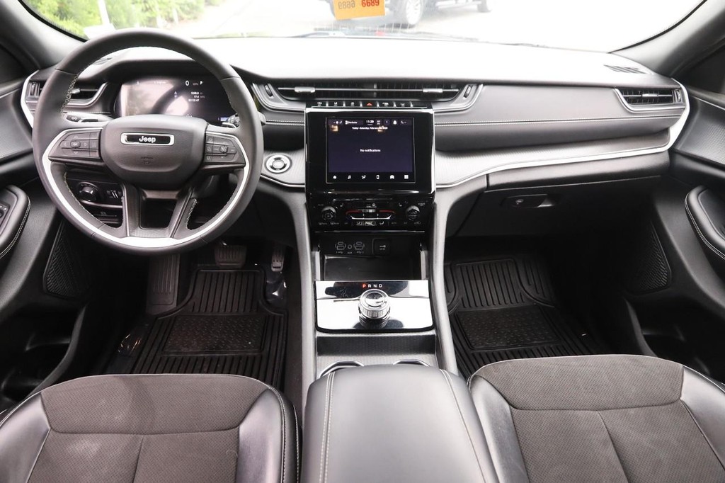Jeep Grand Cherokee Vehicle Full-screen Gallery Image 21
