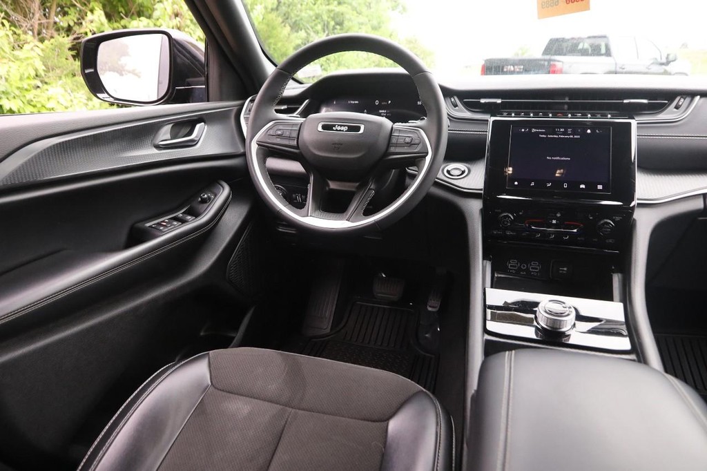 Jeep Grand Cherokee Vehicle Full-screen Gallery Image 22