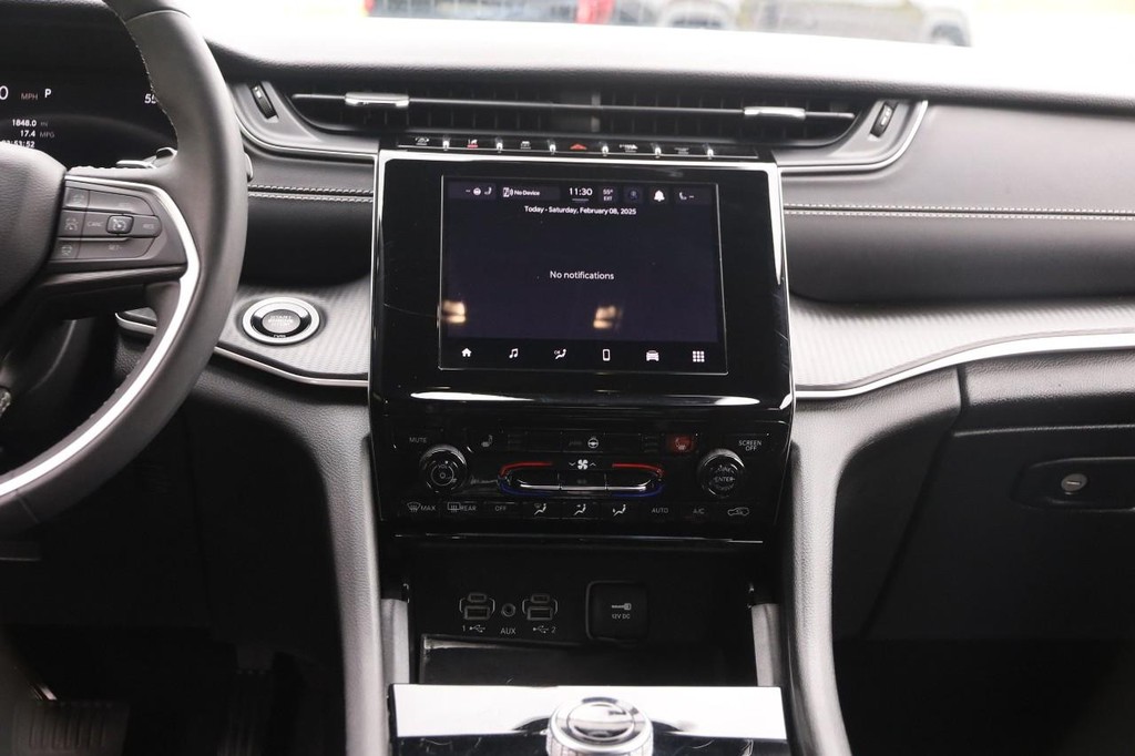 Jeep Grand Cherokee Vehicle Full-screen Gallery Image 24