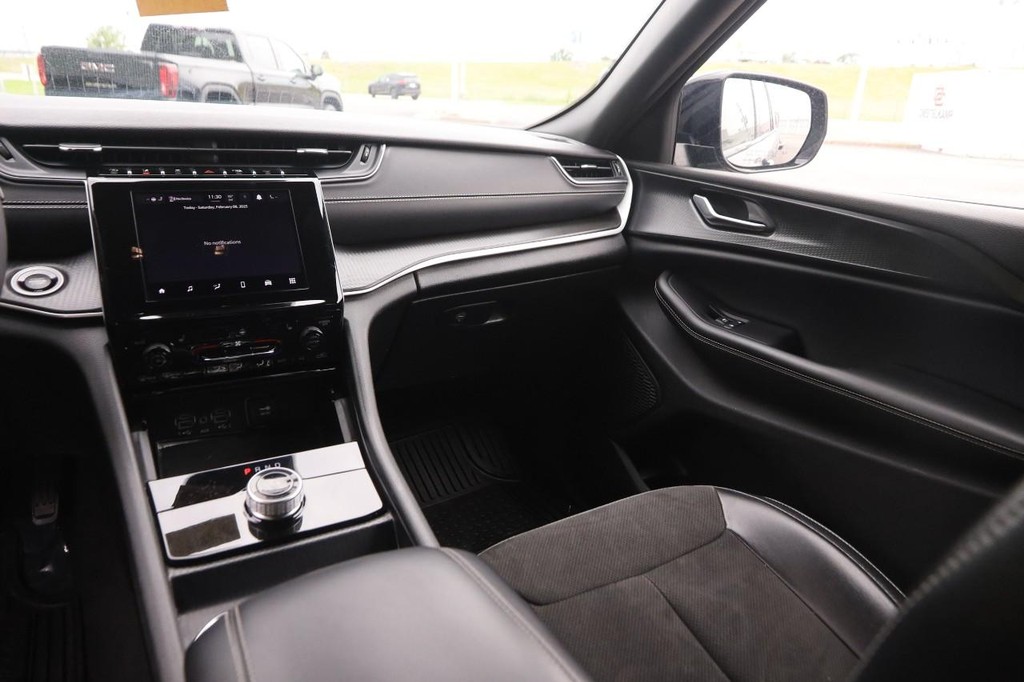 Jeep Grand Cherokee Vehicle Full-screen Gallery Image 25