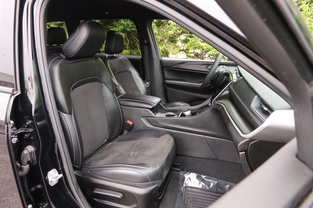 Jeep Grand Cherokee Vehicle Full-screen Gallery Image 26