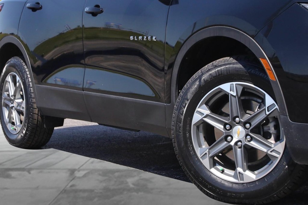 Chevrolet Blazer Vehicle Full-screen Gallery Image 03