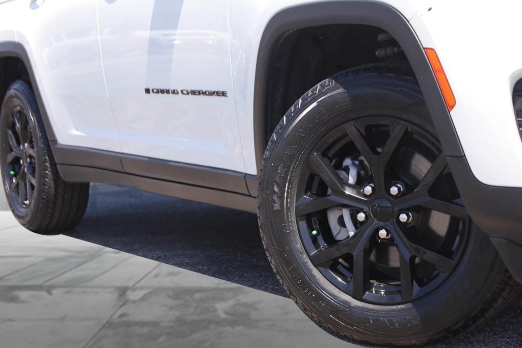 Jeep Grand Cherokee Vehicle Full-screen Gallery Image 3