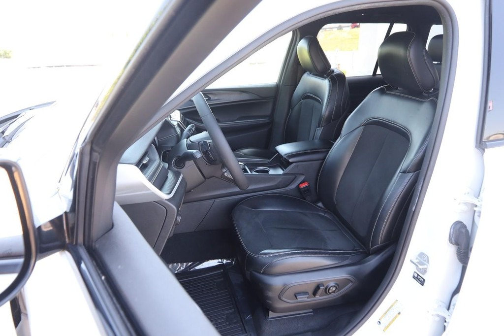 Jeep Grand Cherokee Vehicle Full-screen Gallery Image 8