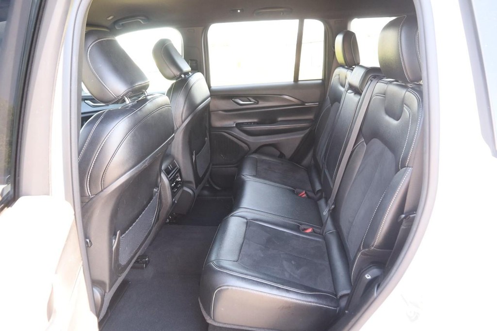 Jeep Grand Cherokee Vehicle Full-screen Gallery Image 9