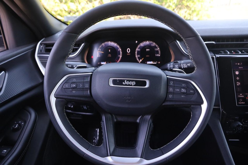 Jeep Grand Cherokee Vehicle Full-screen Gallery Image 10