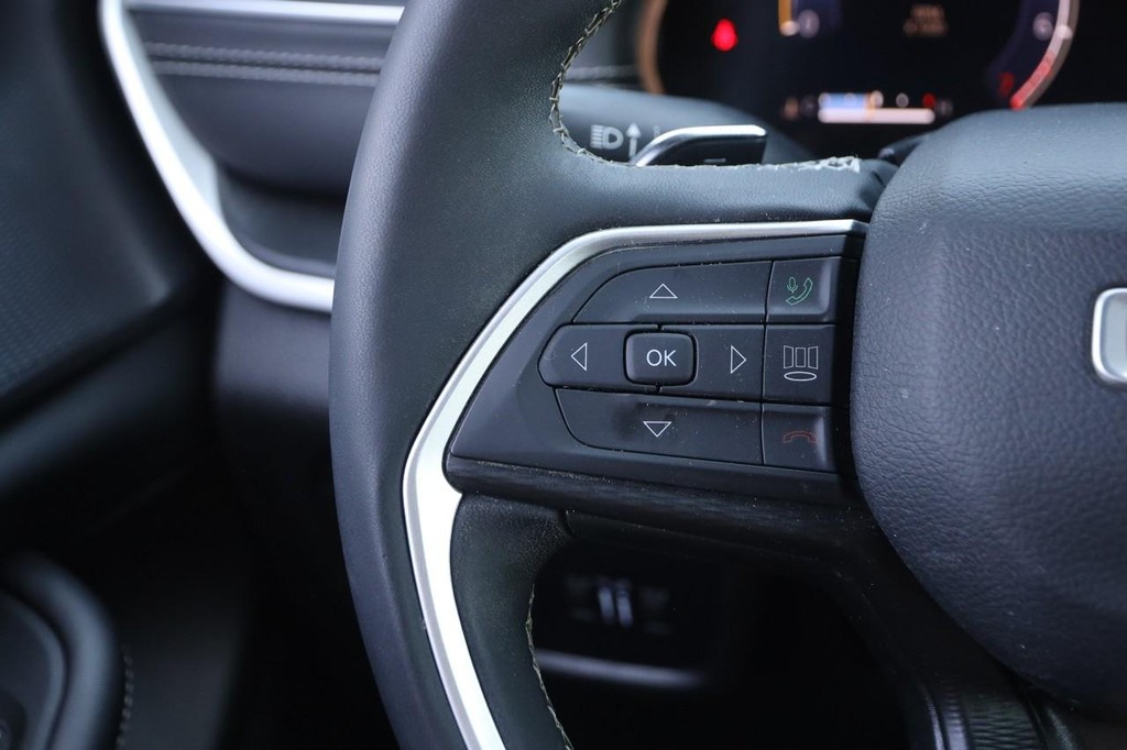 Jeep Grand Cherokee Vehicle Full-screen Gallery Image 11
